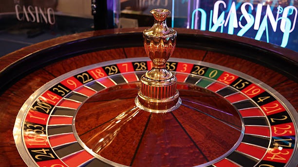 toge123 app interface showing sportsbook, live dealer, and slots on mobile device